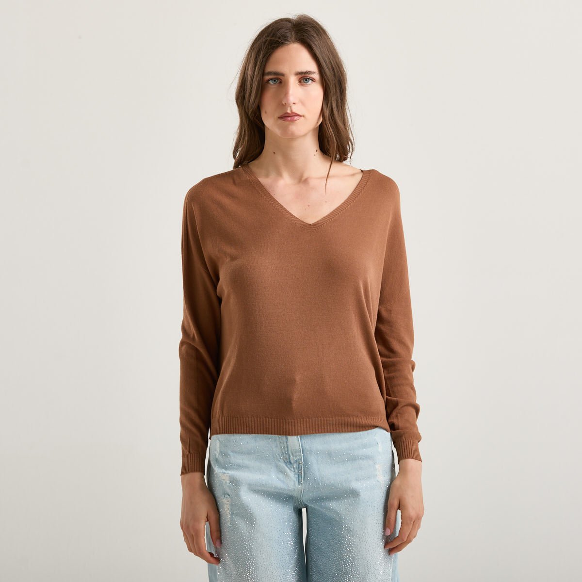 Souvenir maglia in viscosa scollo a v cammello